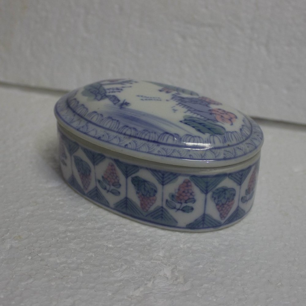 Vintage Chinese Ceramic Porcelain Trinket/Ring/Earring/ Box With Lid